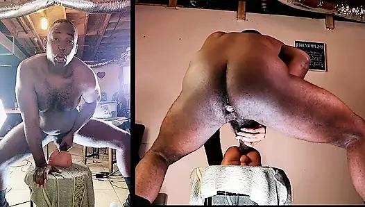 Büyük yaraklı adam oyuncağın götünü derin ve sert sikiyor