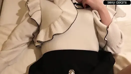 Hizmetçi kafe gizli oyun. İnce güzellik kapalı kapılar ardında her kuralı çiğnerken masumca gülümsüyor.