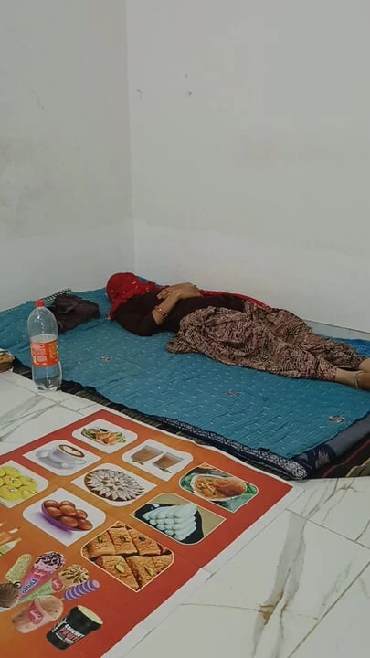 Üvey kız kardeş ve üvey erkek kardeş mağaza odasında seks ilişkisi yapıyor, Hintli ateşli kız üvey erkek kardeşi tarafından sikiliyor