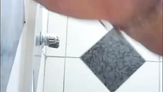 Duşta oynuyor