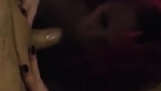 Tombul orta yaşlı seksi kadın şişman bir yarağı emiyor ve her yerine salya akıtıyor