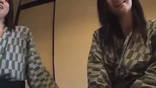 Rahatlatıcıyken, Asyalı kız arkadaşlar Konomi ve Yui arkadaşlarını sikmeye karar verdi.