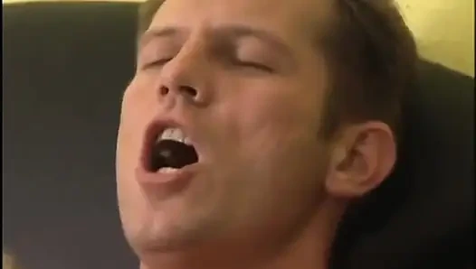 Sarışın amcıkta sert bir yarak uzun fışkırtarak boşalıyor