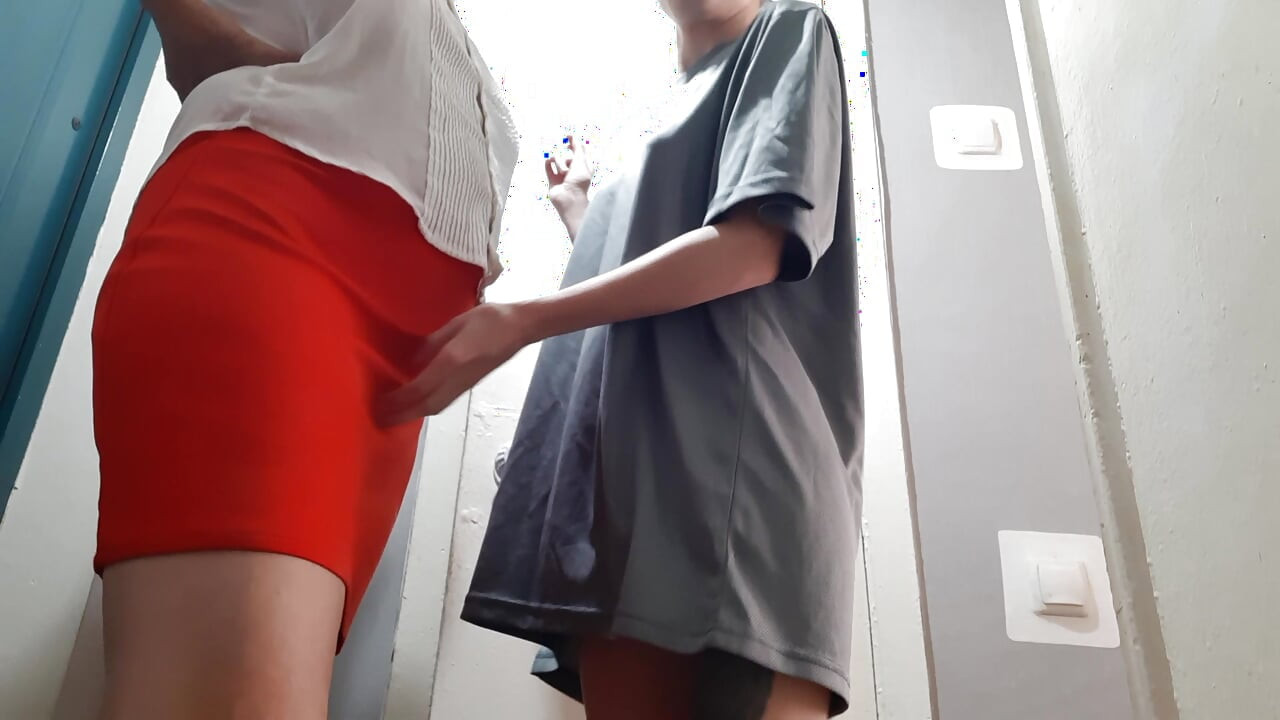 Üvey annemi bizi aynı anda mastürbasyon yapmak için baştan çıkarıyorum