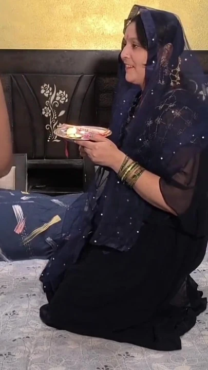 Mutlu rakshabandhan üvey kız kardeş büyük üvey erkek kardeşini seks keyfi için bekliyor | Klip 1