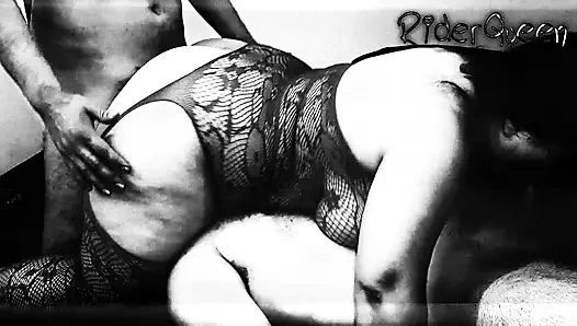 Üvey anne iki genç erkek avcısı ile biseksüel üçlü seks