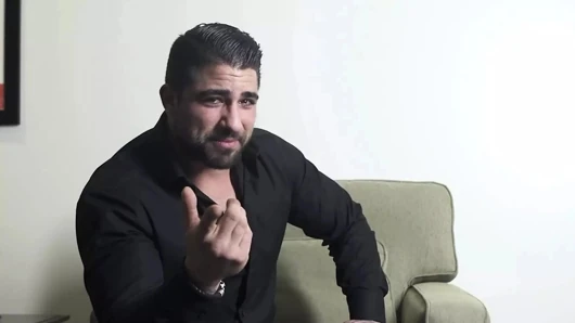 Atletik William Seed ilk kez kaslı bir üstle alt yapmayı deniyor ve buna bayılıyor - erkekler