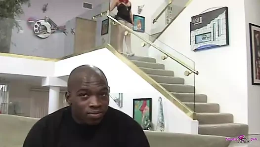 Bu büyük göt azgın siyah orta yaşlı seksi kadına ait ve domalarak sikişmeyi seviyor