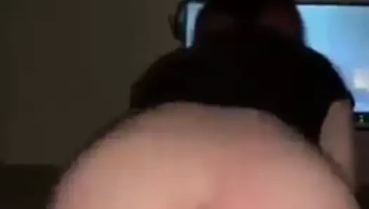 Beyaz civciv bir şampiyon gibi bbc sürmek