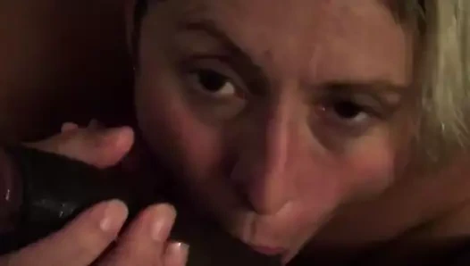 siyah horoz emdi ve ısırdı