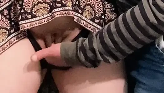 Yaşlı üvey baba amını parmaklıyor