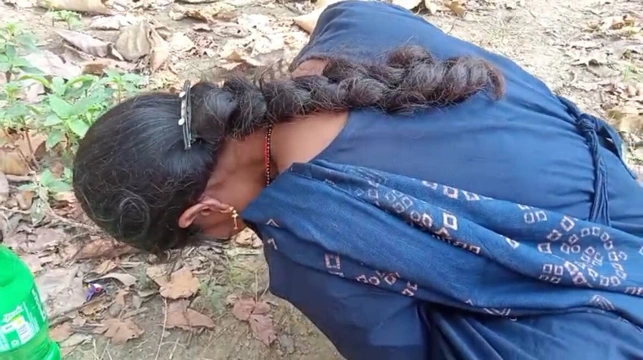 hintli köylü ormanda şenlik yapıyor