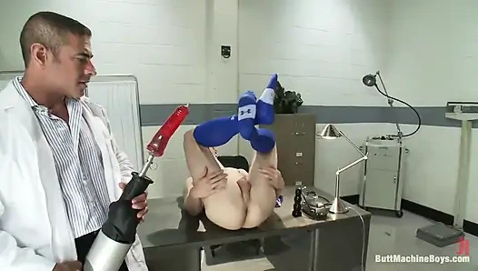 Blake Daniels makineler tarafından sikiliyor