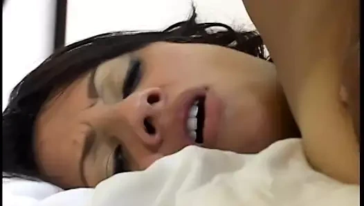 Siyah adam seksi bebeğin sıkı amını yalıyor ve parmaklıyor