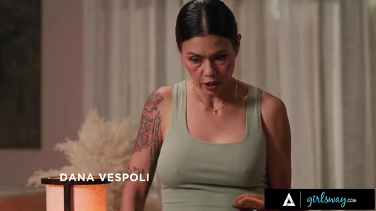 Girlsway - hüsrana uğramış orta yaşlı seksi ev sahibesi Dana Vespoli kiracı Kimmy Kimm'i evden çıkartmak için çıplak dolaşıyor