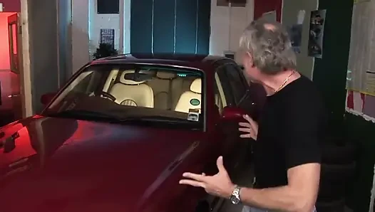 Ben Dover'ın otomobil şovu izleyicilerini tanıyor