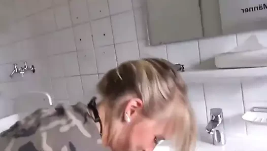 Glucklicher Mann hob auf und fickte sexy Blondine