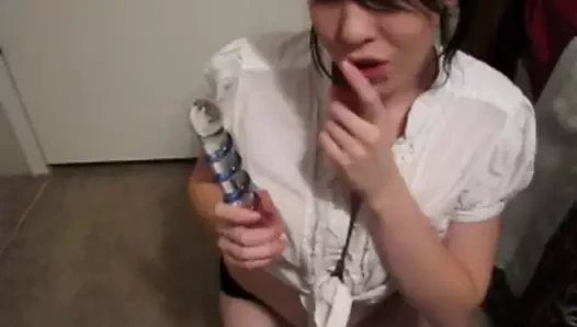 teen simulates oral seks üzerinde cam yapay penis