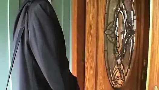 Olgun esmer orta yaşlı seksi kadın parmaklanıyor yalanıyor ve sert sikiliyor