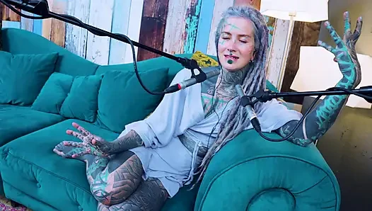 U hakkında konuşuyorum - rahatsız - asmr podcast sfw konuşuyor gotik sıska kız dreadlocks dövmeli model dövmeli kız