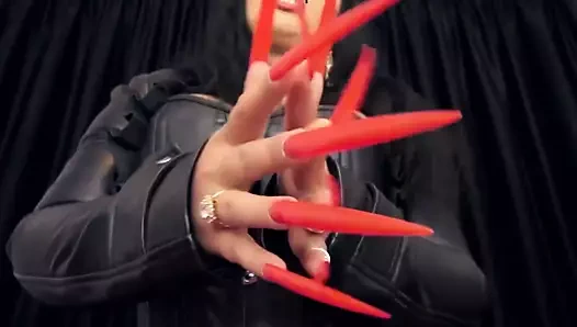 Uzun kırmızı cilalı tırnaklar