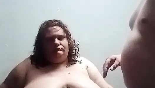 Şişman iri güzel üvey anne seksi üvey oğullarını tekrar yarak emiyor