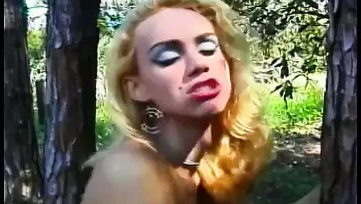 Sarışın kadın erkek açık havada yarağa biniyor