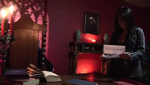 Eldivenli adam inek esmeri masasında çoraplı sikiyor