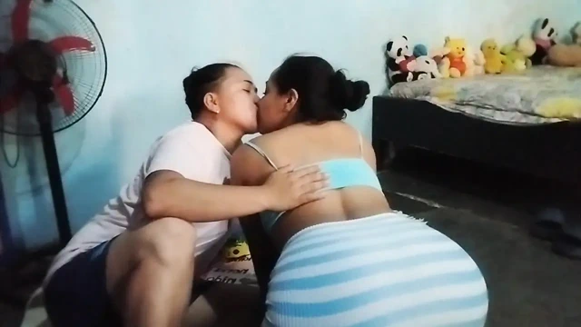 Bir çift haydut coşkun vücutlarıyla oynuyor