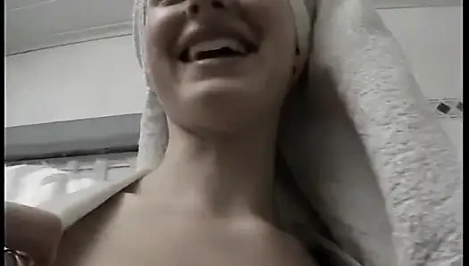 Sarışın bebek patlayıcı orgazm için parmaklarken süt fışkırtıyor