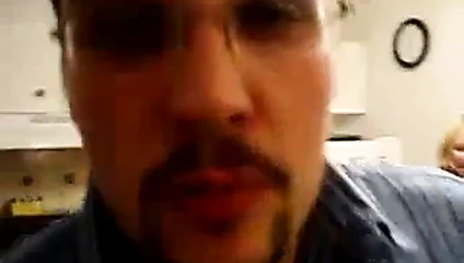 Calgary'de yeni yılda öpüşen kızlar