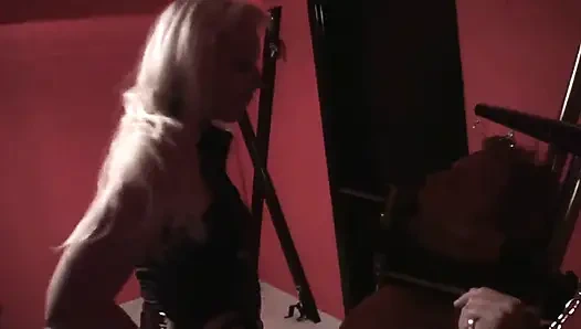 Köleyi kontrol kulesine tükürüyor