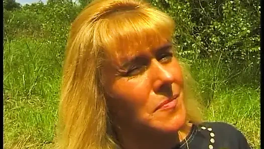 Kıllı sarışın olgun açık havada güzel vakit geçiriyor