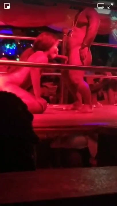 Bir cüce için inanılmaz oral seks veren striptizci