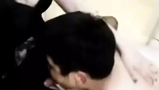 Köle, bayan oğlanın özlediğinin tadını çıkarıyor