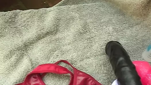 İki dövmeli zenci kız siyah takma yarak ve büyük bir çift uçlu dildoyla sikişiyor