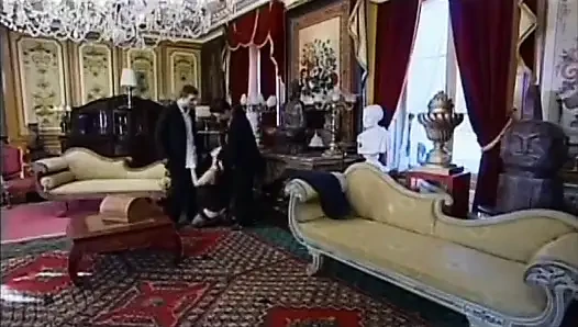 Ateşli sürtük küçük bir çifte oral seks için yaraklarını alıyor ve sonra çifte sikiliyor