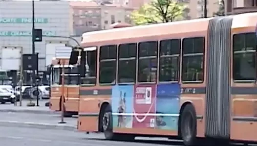 Amıyla oynarken sikilmeye hevesli bir esmer