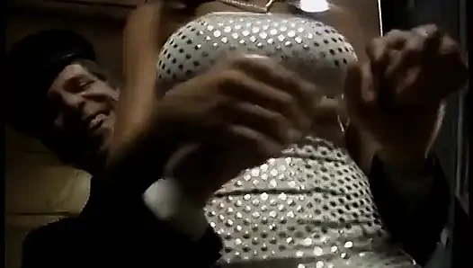 Ateşli porno yıldızları içeride film çekerken iş başında