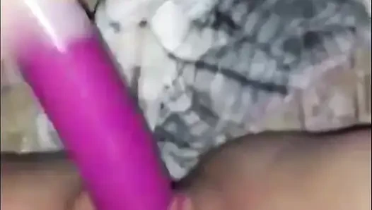 Dildoyla sikilirken fışkırtmalı amcığın kısa derlemesi