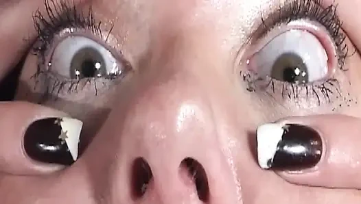 Olgun sarışın orta yaşlı seksi kadın dağınık oral seks sırasında kalın dölle sırılsıklam