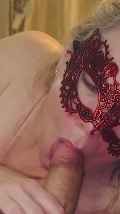 Amatör orta yaşlı seksi kadın yarak emiyor ve döl yutuyor