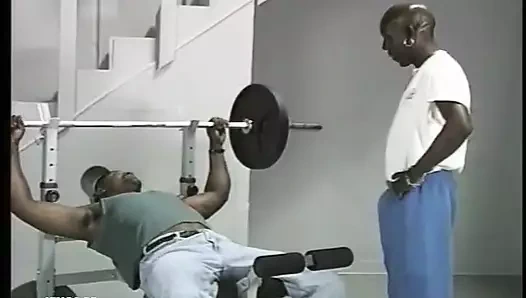 Zenci adam derin bir sakso çektikten sonra spor salonu eğitmeninin sıkı göt deliğini sikiyor