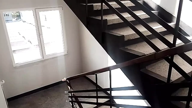 Merdivenlerde çıplak