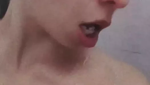 Duşta ateşli ve çıplak seksi bir latin amcığını gösteriyor