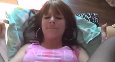 Sevimli kız bir yumruk alır