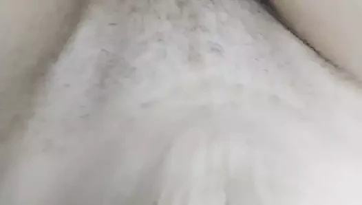 Üvey anne duş aldıktan sonra dinleniyor. Onu sikmek için mükemmel bir zaman.