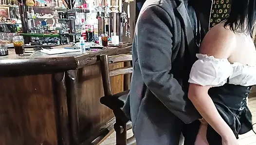 Ben eğilirken iki oda arkadaşım beni grup seks yapıyor