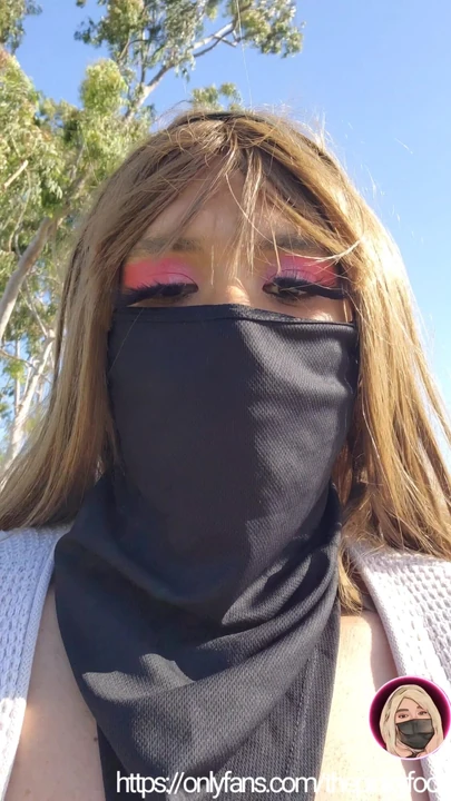 Кроссдрессер и дневная прогулка со спермой