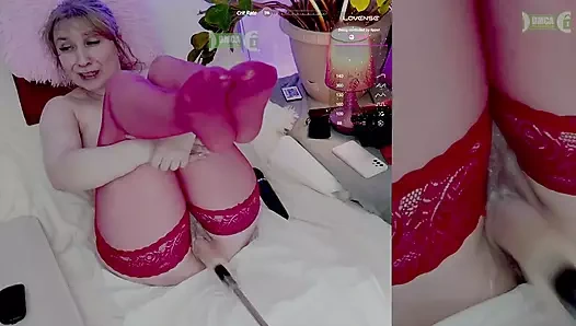 Ateşli orta yaşlı seksi kadın fışkırtmak ve orgazm olmak için seks makinesiyle sikişiyor domaltmalı ve meme ucu kıskaçları